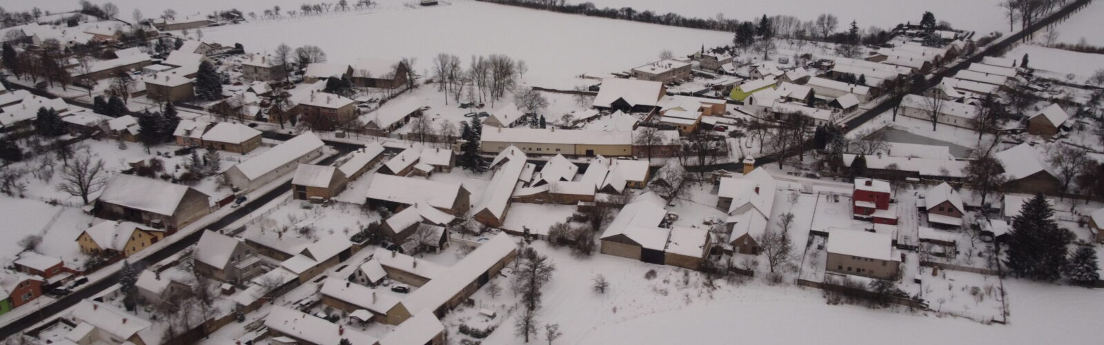 Zimni fotka obce Kouty z dronu